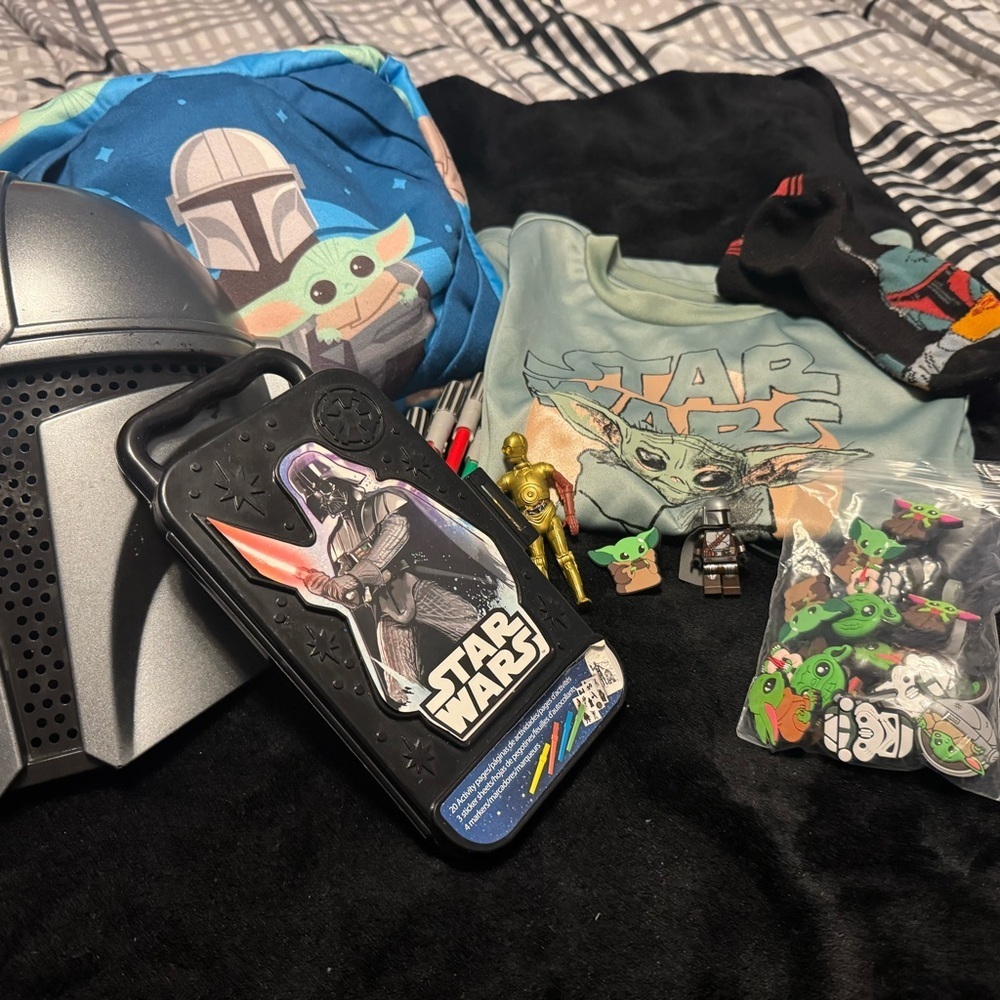 Star Wars Themed Collection with Accessories - Picture 2 of 11